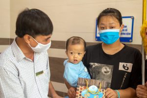 Trao 110 suất quà trung thu cho bệnh nhi đang điều trị tại TTYT huyện Thanh Thủy