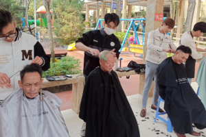 Chương Trình cắt tóc miễn phí – mang niềm vui đến với người bệnh