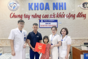 TTYT huyện Thanh Thủy hỏi thăm, động viên và tặng quà bệnh nhân Thalassemia