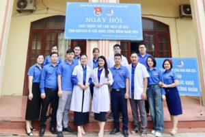 ĐOÀN THANH NIÊN TRUNG TÂM Y TẾ HUYỆN THANH THỦY KHÁM, CẤP PHÁT THUỐC MIỄN PHÍ TẠI XÃ ĐỒNG TRUNG
