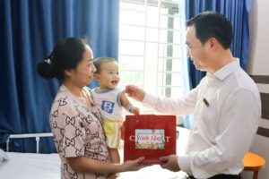 TRAO YÊU THƯƠNG, NHẬN NỤ CƯỜI TRONG NGÀY TẾT THIẾU NHI TẠI TRUNG TÂM Y TẾ HUYỆN THANH THỦY