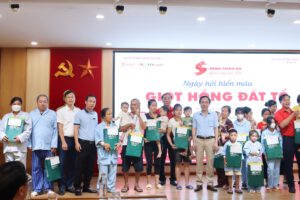 NGÂN HÀNG ĐẦU TƯ VÀ PHÁT TRIỂN VIỆT NAM ĐỒNG HÀNH CÙNG CHƯƠNG TRÌNH “HÀNH TRÌNH ĐỎ” TRAO QUÀ CHO NGƯỜI BỆNH KHÓ KHĂN TẠI TRUNG TÂM Y TẾ HUYỆN THANH THỦY