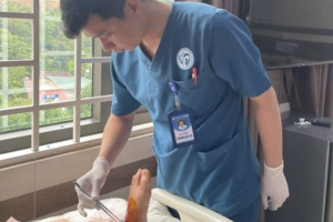 ĐỨT BÁN PHẦN GÂN DUỖI DO MÁY CẮT CẦM TAY