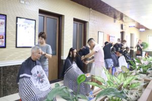 CẮT TÓC MIỄN PHÍ – CÙNG CÁC SALON TÓC MANG NIỀM VUI ĐẾN VỚI NGƯỜI BỆNH