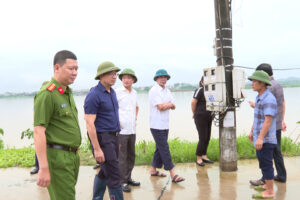 Lãnh đạo Huyện ủy, UBND huyện kiểm tra một số công trình trên địa bàn xã Đoan Hạ sau cơn bão số 3