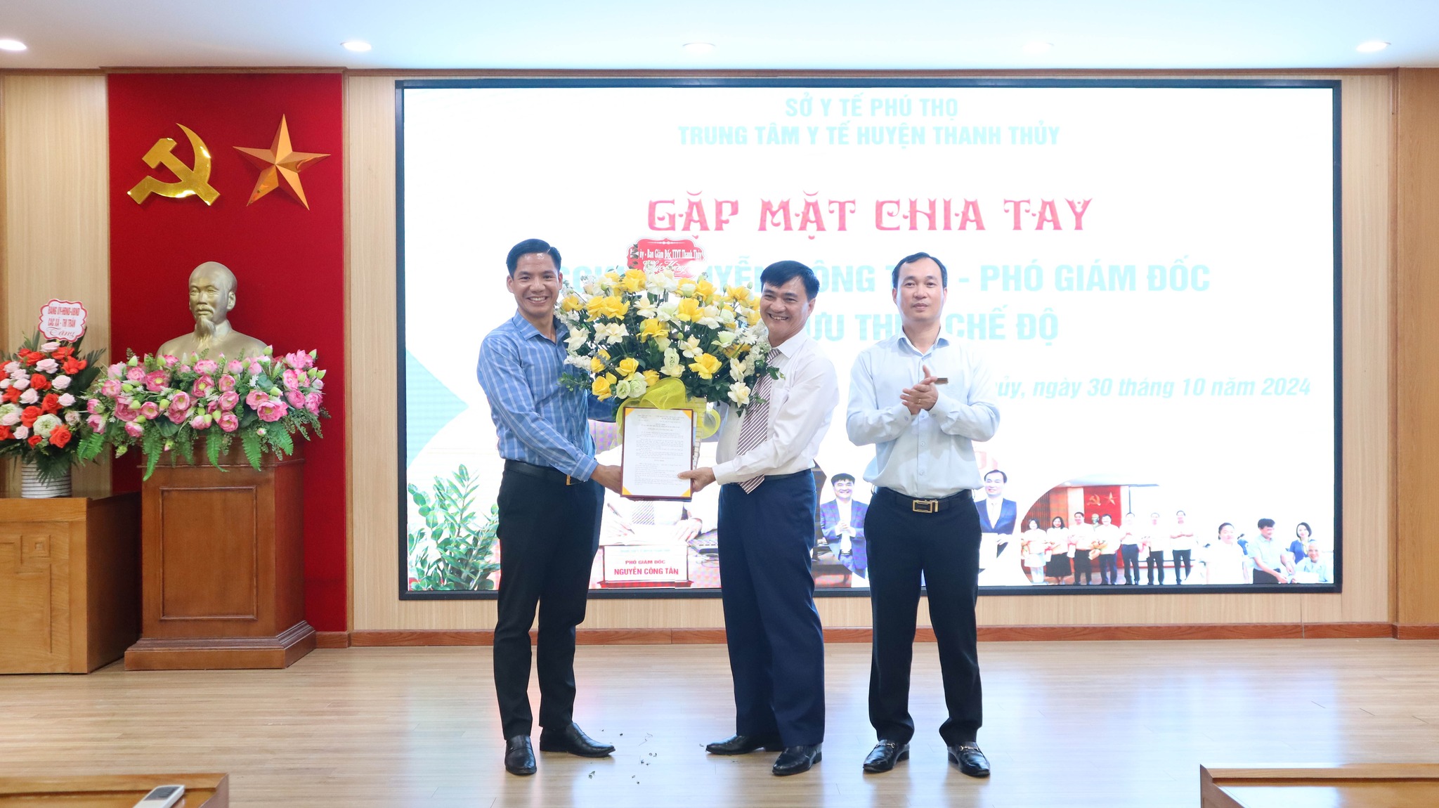 GẶP MẶT CHIA TAY BSCKII. NGUYỄN CÔNG TÂN – PHÓ GIÁM ĐỐC TRUNG TÂM Y TẾ HUYỆN THANH THỦY NGHỈ HƯU THEO CHẾ ĐỘ