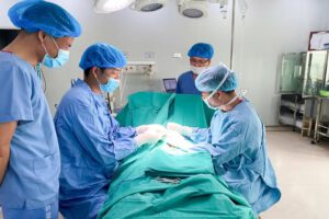 CÙNG CHUYÊN GIA PHẪU THUẬT NỘI SOI CẮT XƠ HẸP NIỆU ĐẠO TẠI TRUNG TÂM Y TẾ HUYỆN THANH THỦY