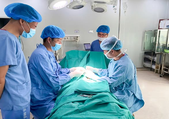 CÙNG CHUYÊN GIA PHẪU THUẬT NỘI SOI CẮT XƠ HẸP NIỆU ĐẠO TẠI TRUNG TÂM Y TẾ HUYỆN THANH THỦY